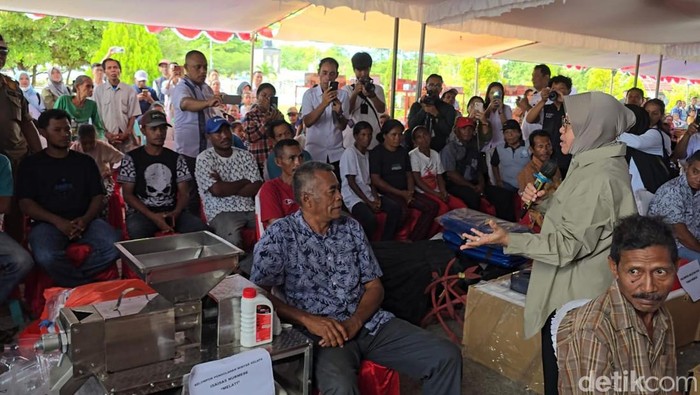 Mensos Risma membagikan alat produksi minyak kelapa di Tanimbar Maluku