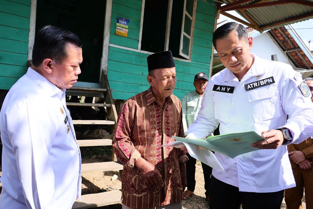 (Menteri Agraria dan Tata Ruang/Kepala Badan Pertanahan Nasional (ATR/BPN), Agus Harimurti Yudhoyono menyerahkan langsung 9 sertipikat kepada masyarakat di Kelurahan Sijenjang, Kecamatan Jambi Timur, Kota Jambi pada Selasa (25/06/2024). dok. Kementerian ATR/ BPN)