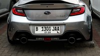 Mereka menggunakan bagian belakang mobil mewah dua pintu untuk menampung cicongfan hingga aneka sausnya. Merek mobil tersebut adalah Subaru BRZ yang harganya diperkirakan Rp 850 jutaan! Foto: @congfanlegend