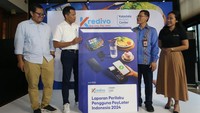 Direktur Ekonomi Digital CELIOS Nailul Huda; Executive Director Katadata Insight Center Adek Media Roza; Kepala Departemen Pengaturan dan Pengembangan Lembaga Pembiayaan Perusahaan Modal Ventura Lembaga Keuangan Mikro dan Lembaga Jasa Keuangan Lainnya OJK Ahmad Nasrullah; SVP Marketing & Communication Kredivo Indina Andamari saat peluncuran Laporan Perilaku Pengguna Paylater Indonesia 2024 di Jakarta, Selasa (25/6). 
