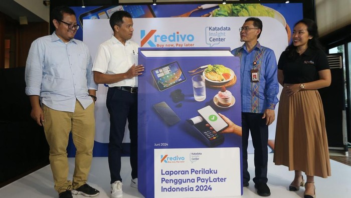 Minat Belanja dengan Paylater Tumbuh Pesat Laporan terbaru mengenai Perilaku Pengguna Paylater Indonesia tahun 2024 menunjukkan adanya peningkatan minat yang signifikan dari masyarakat untuk melakukan pembelian langsung atau offline dengan menggunakan layanan buy now pay later (BNPL) atau yang dikenal sebagai paylater.