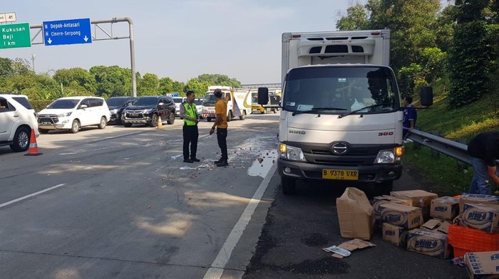 Mobil Box Muatan Sembako Pecah Ban di Tol Cijago Depok, Sudah Dievakuasi