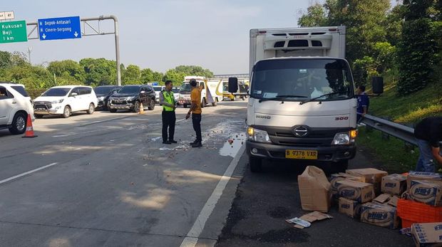 Mobil Box Muatan Sembako Pecah Ban di Tol Cijago Depok, Sudah Dievakuasi