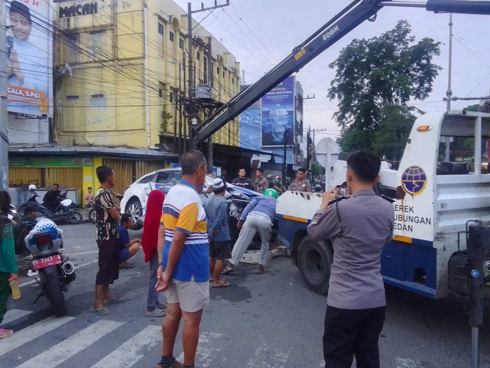 Mobil Satlantas yang ditabrak warga di Medan dievakuasi. (Istimewa)