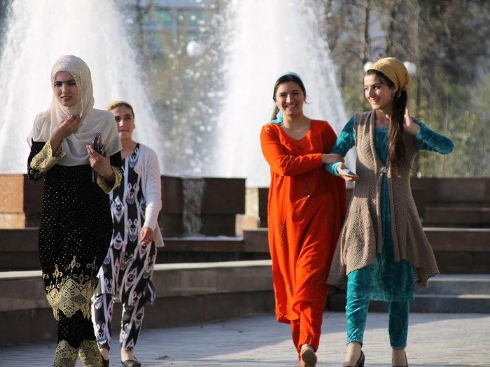 Orang-orang Muslim dengan pakaian tradisional di ibu kota Tajikistan, Dushanbe, April, 2017.