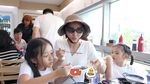 Nikmat! Sarwendah Cicip Kepiting Raksasa di Korea Bareng 3 Anaknya