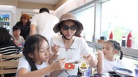 Sarwendah mengawali santapnya dengan cicip gurita mentah yang masih bergerak. Ia mencelupkannya ke saus sebelum melahapnya. Rasanya manis, fresh, jadi enak banget, kata ibu 3 anak ini. Foto: YouTube Sarwendah Official