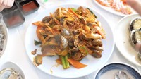 Sarwendah dan keluarga juga memesan kerang bumbu pedas seperti ini. Tampilannya menggugah selera karena dilengkapi irisan sayuran. Foto: YouTube Sarwendah Official