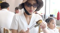 Kalau ini momen Sarwendah cicip sejenis kerang yang baru saja direbus. Ia bilang rasanya sangat enak. Foto: YouTube Sarwendah Official