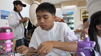 Onyo juga terlihat menikmati momen makan seafood ini. Ia melahap kerang berbumbu pedas. Foto: YouTube Sarwendah Official