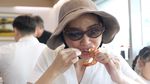 Nikmat! Sarwendah Cicip Kepiting Raksasa di Korea Bareng 3 Anaknya