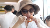 Udang jumbo yang juicy, kenyal, dan manis juga jadi pilihan Sarwendah. Terlihat ia menikmati seafood ini. Foto: YouTube Sarwendah Official