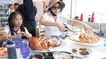 Nikmat! Sarwendah Cicip Kepiting Raksasa di Korea Bareng 3 Anaknya