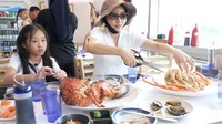 Menu utama akhirnya datang, kepiting raksasa! Kepiting tampak hanya direbus hingga cangkangnya berwarna merah oranye. Foto: YouTube Sarwendah Official