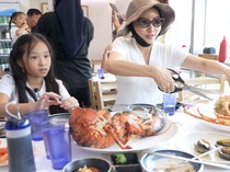 Nikmat! Sarwendah Cicip Kepiting Raksasa di Korea Bareng 3 Anaknya