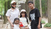 Sarwendah ke Korea Selatan ditemani 3 anaknya, Betrand Peto alias Onyo, Thalia, dan Thania. Diketahui wanita 34 tahun itu menjalani oplas kecantikan di negeri ginseng. Foto: Instagram sarwendah29 Foto: YouTube Sarwendah Official