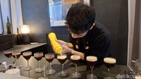 Pada bagian krimnya dibuat dengan campuran whipped cream dan santan serta taburan cokelat bubuk, kayumanis bubuk, dan jamur Lions Mane yang telah dikeringkan. Rasanya mirip menyeruput kuah laksa. Foto: detikcom/Diah Afrilian