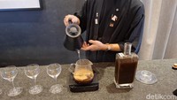Kafenya menggunakan konsep omakase yang terinspirasi dari restoran Jepang. Tak hanya memilih kopi tetapi pelanggannya akan dipilihkan racikan-racikan kopi terbaik oleh beverage expert. Foto: detikcom/Diah Afrilian