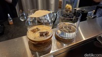 Pada menu kedua ada racikan kopi yang terinspirasi dari latte. Tetapi susu yang biasanya dicampur ke dalam kopi justru diubah menjadi keripik atau milk chips. Foto: detikcom/Diah Afrilian