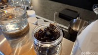 Menu pertama ada perpaduan kopi dengan gummy bear atau permen jelly berbentuk beruang. Permen jelly tersebut dibuat dari ekstrak bandrek yang diolah sedemikian rupa. Foto: detikcom/Diah Afrilian