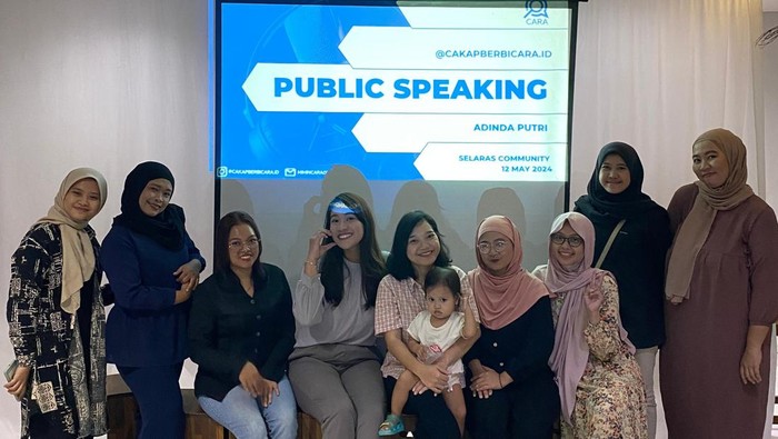 Para ibu diajak berdaya menjadi konten kreator.