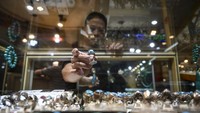 Pedagang menata batu cicin di Pasar Rawa Bening, Jakarta, Rabu (26/6/2024). Sejumlah pedagang setempat mengatakan bahwa peminat batu akik dan permata di kawasan pasar tersebut masih banyak meski tren batu akik dan permata tidak seperti 2015 lalu.  
