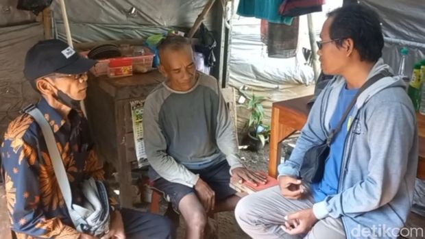 Penampakan gubuk berdinding plastik yang dibangun ala kadarnya oleh Suhadi di Pemalang, Rabu (26/6/2024).