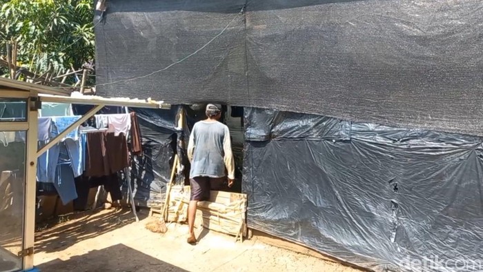 Penampakan gubuk berdinding plastik yang dibangun ala kadarnya oleh Suhadi di Pemalang, Rabu (26/6/2024).