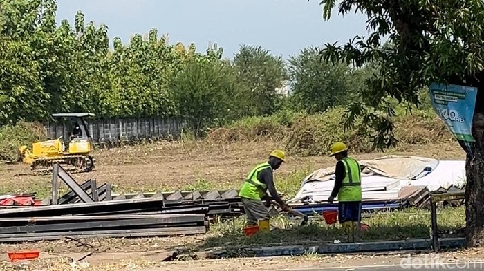 Pekerja dan alat berat memangkas semak-semak di lahan rumah pensiun Presiden Joko Widodo (Jokowi), pada Rabu (26/6/2024).