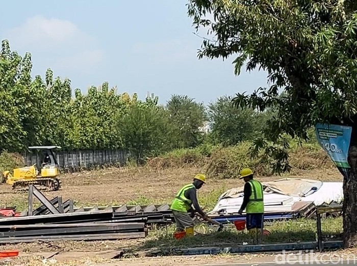Pekerja dan alat berat memangkas semak-semak di lahan rumah pensiun Presiden Joko Widodo (Jokowi), pada Rabu (26/6/2024).