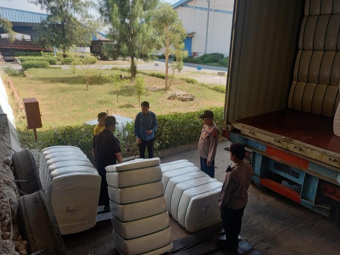 Kepolisian mengecek TKP pekerja yang tewas tertimpa gelondongan kapas 300 kg, Rabu (26/6/2024).