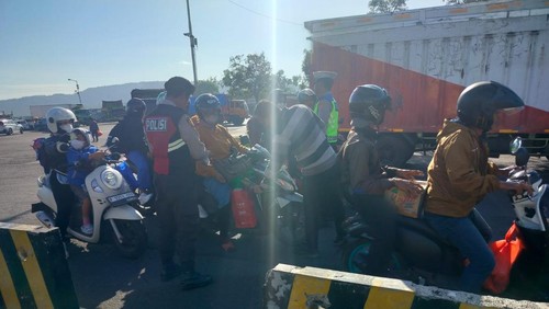 Polisi memeriksa kendaraan dan orang masuk Bali di Pos II Pelabuhan Gilimanuk, Rabu (26/6/2024).