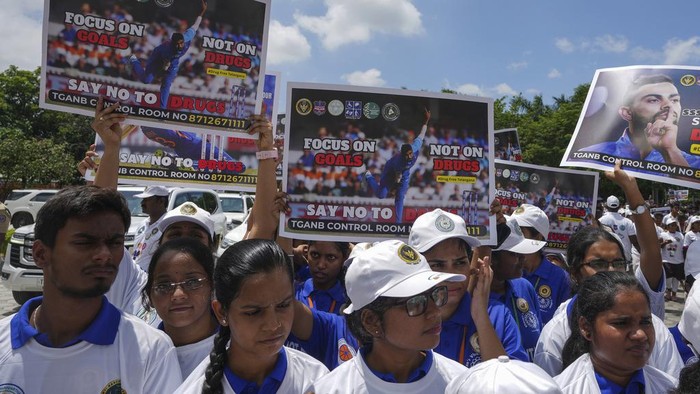 Students and others participate in an anti drug awareness rally as they mark The International Day Against Drug Abuse and Illicit Trafficking in Srinagar, Indian controlled Kashmir, Wednesday, June 26, 2024. (AP Photo/Mukhtar Khan)