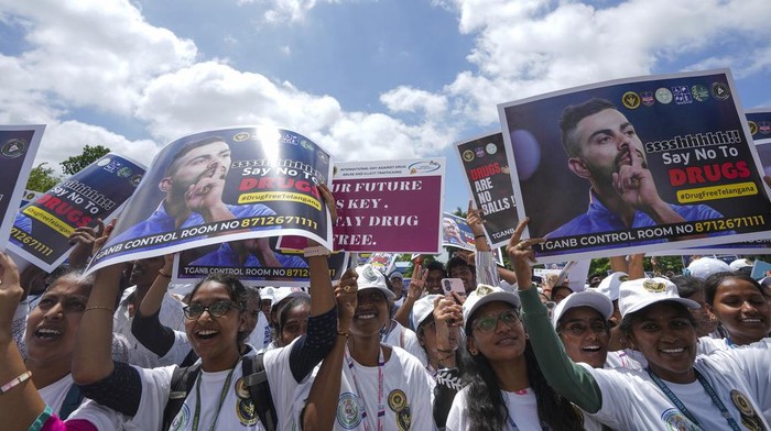 Pelajar di India Unjuk Rasa Peringati Hari Narkoba Internasional Students and others participate in an anti drug awareness rally as they mark The International Day Against Drug Abuse and Illicit Trafficking in Srinagar, Indian controlled Kashmir, Wednesday, June 26, 2024. (AP Photo/Mukhtar Khan)