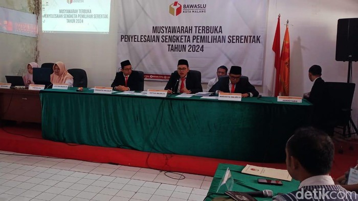 Pelaksanaan sidang Adjudikasi yang dipimpin Bawaslu Kota Malang.