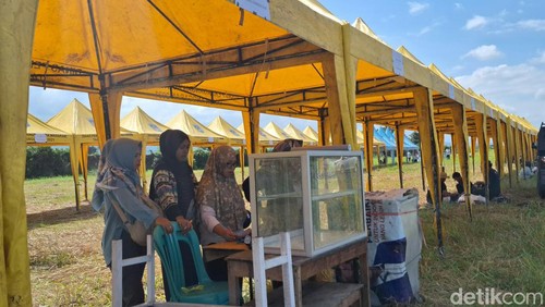 Pelaku UMKM binaan Pemkot Mataram tengah bersiap-siap merapikan kursi dan meja di tenda yang disiapkan pengelola acara, Rabu siang (26/6/2024). (Nathea Citra/detikBali)