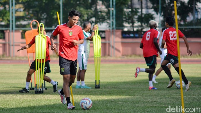 Pemain Persebaya latihan