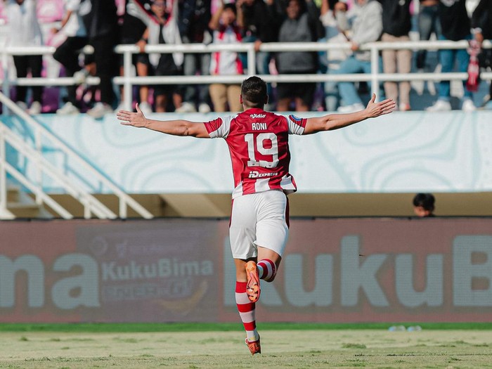 Pemain Persis Solo, Roni Gonzalez saat melakukan selebrasi usai mejebol gawang Persita, Jumat (26/4/2024).