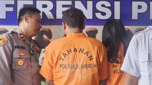 Pembuang bayi perempuan, DA (rambut panjang) dan KS, dihadirkan saat konferensi pers di Polsek Blahbatuh, Rabu (26/6/2024).