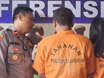 DA Bungkus Bayi Pakai Kresek, Dimasukkan ke Jok Motor lalu Dibuang