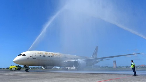 Penari menyambut penumpang pesawat maskapai penerbangan Etihad Airways yang mendarat perdana di Bandara Internasional I Gusti Ngurah Rai, Badung, Bali, Rabu (26/6/2024). Pembukaan rute baru penerbangan langsung Abu Dhabi-Denpasar yang dioperasikan maskapai asal Uni Emirat Arab itu diharapkan dapat meningkatkan konektivitas kedua negara yang juga dapat meningkatkan kunjungan wisatawan ke Bali. ANTARA FOTO/Fikri Yusuf/nym.