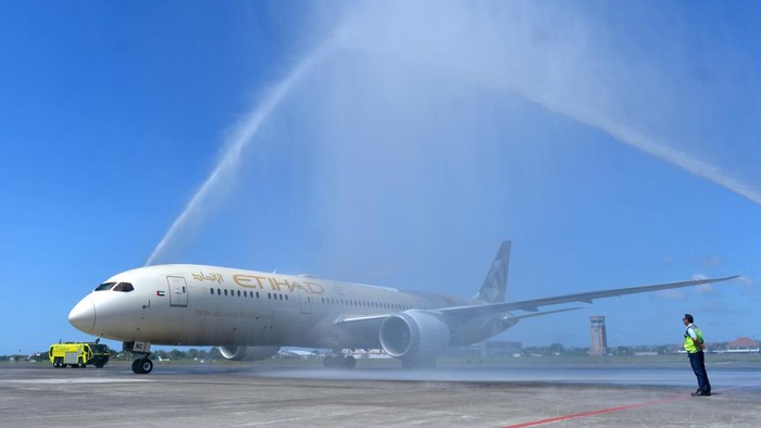Pembukaan rute penerbangan Abu Dhabi-Bali Penari menyambut penumpang pesawat maskapai penerbangan Etihad Airways yang mendarat perdana di Bandara Internasional I Gusti Ngurah Rai, Badung, Bali, Rabu (26/6/2024). Pembukaan rute baru penerbangan langsung Abu Dhabi-Denpasar yang dioperasikan maskapai asal Uni Emirat Arab itu diharapkan dapat meningkatkan konektivitas kedua negara yang juga dapat meningkatkan kunjungan wisatawan ke Bali. ANTARA FOTO/Fikri Yusuf/nym.