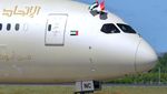 Potret Pesawat Etihad Airways Disiram Air Saat Mendarat di Bandara Bali