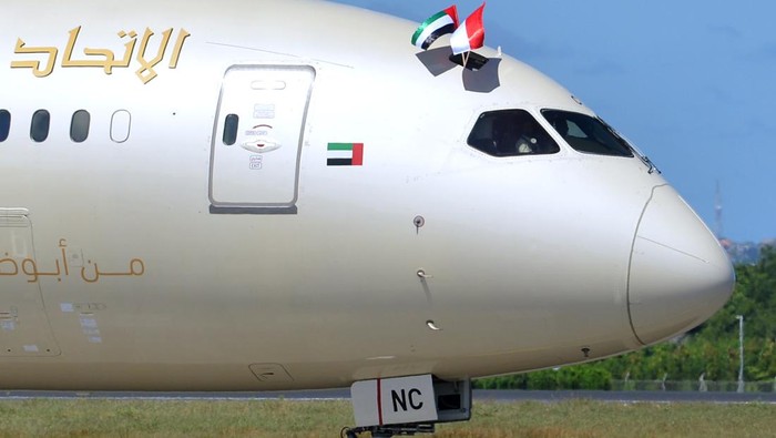 Penari menyambut penumpang pesawat maskapai penerbangan Etihad Airways yang mendarat perdana di Bandara Internasional I Gusti Ngurah Rai, Badung, Bali, Rabu (26/6/2024). Pembukaan rute baru penerbangan langsung Abu Dhabi-Denpasar yang dioperasikan maskapai asal Uni Emirat Arab itu diharapkan dapat meningkatkan konektivitas kedua negara yang juga dapat meningkatkan kunjungan wisatawan ke Bali. ANTARA FOTO/Fikri Yusuf/nym.