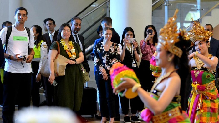 Penari menyambut penumpang pesawat maskapai penerbangan Etihad Airways yang mendarat perdana di Bandara Internasional I Gusti Ngurah Rai, Badung, Bali, Rabu (26/6/2024). Pembukaan rute baru penerbangan langsung Abu Dhabi-Denpasar yang dioperasikan maskapai asal Uni Emirat Arab itu diharapkan dapat meningkatkan konektivitas kedua negara yang juga dapat meningkatkan kunjungan wisatawan ke Bali. ANTARA FOTO/Fikri Yusuf/nym.