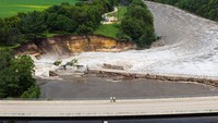 Bendungan, yang berjarak 91,6 mil barat daya Minneapolis (147,4 km), berisiko karena puing-puing yang menumpuk di sepanjang Sungai Blue Earth setelah berhari-hari naiknya permukaan air.  