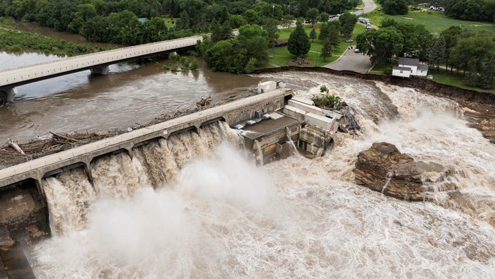 Penampakan Bendungan Rapidan di AS Jebol, Banjir Mengancam Warga A drone view shows debris accumulating on the Rapidan Dam after torrential rains caused the Blue Earth River to swell, southwest of Mankato, Minnesota, U.S. June 25, 2024. REUTERS/Ben Brewer