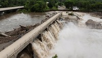 Foto menunjukkan banjir yang merusak dan berkelanjutan di dalam dan sekitar Bendungan Rapidan di Blue Earth County.  