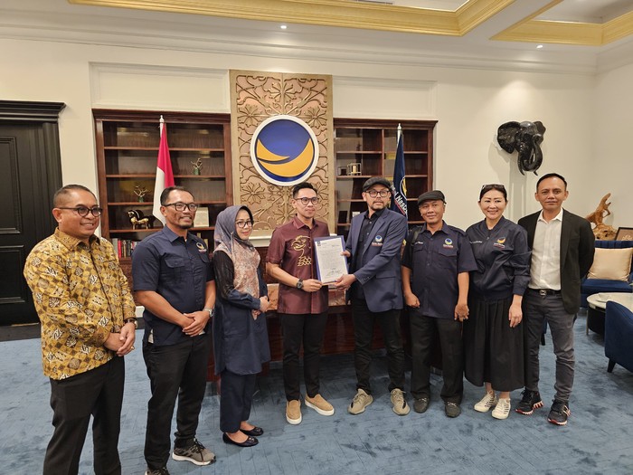 Penyerahan rekomendasi kepada Farin-Khairatun di NasDem Tower Jakarta pada Selasa (25/6/2024). (Dok NasDem NTB)
