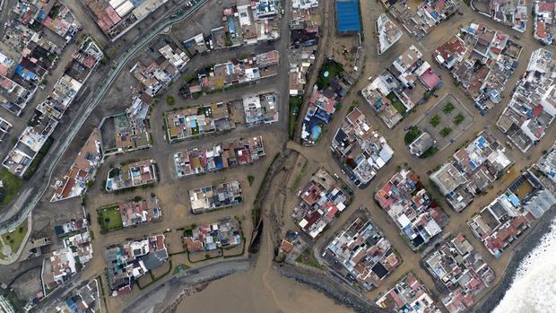 Topan Yaku hadir di Pasifik Selatan di lepas pantai Peru dan Ekuador, tempat terjadinya telah berdampak pada beberapa provinsi di kedua negara, membawa curah hujan yang menyebabkan banjir dan meluapnya sungai. (Foto AP/Guadalupe Pardo)